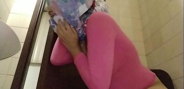 trendsReal Hijabi Muslim Mom Trying To Stay Quiet And Masturbate Behind Husbands Back To Orgasm Squirt